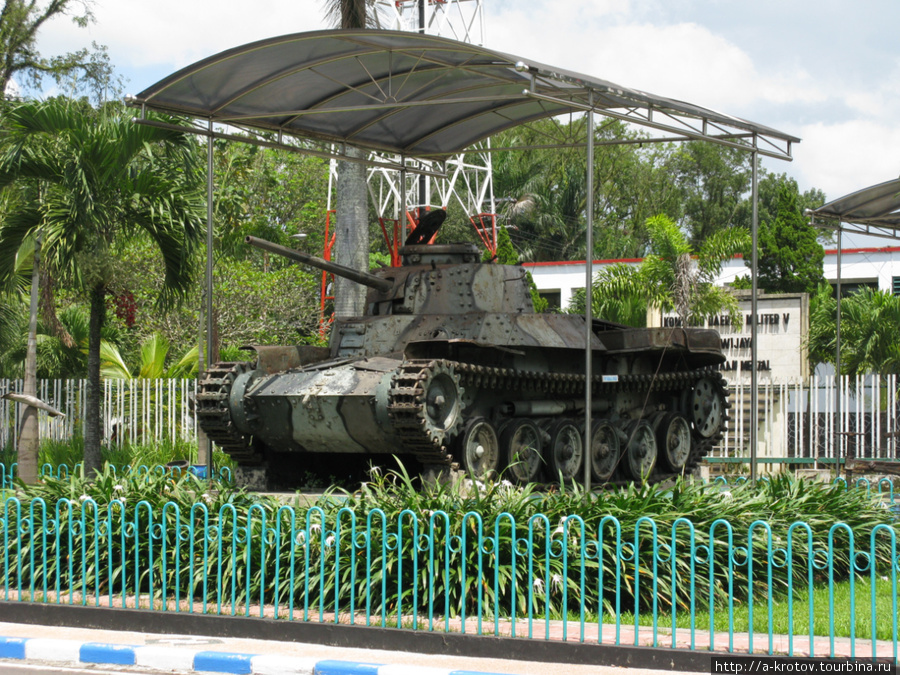 Оказывается, мемориальный танк на улцие — не просто так, а относится к музею Маланг, Индонезия