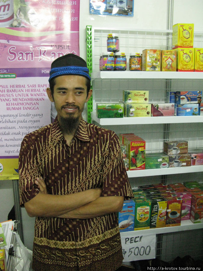 Работник книжной выставки Маланг, Индонезия
