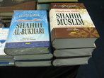 Очень толстые книги хадисов — историй и высказываний Пророка.
Да и то не полные. Зато и с арабским, и с индонезийским текстом