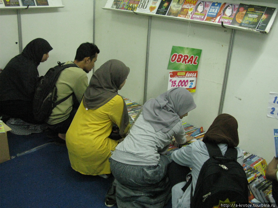 Посетительницы книжной выставки Маланг, Индонезия