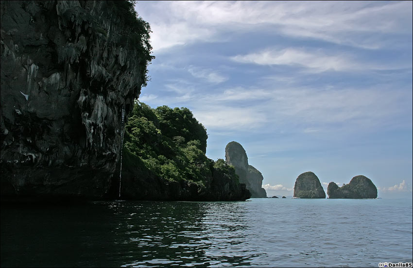 Характерные скалы из мягких пород, нависающие над водой безумно красивы. Гораздо лучше, чем на моих фото :)
Интересно и снорклить, и просто плескаться-дурачиться. Круто скалолазить над водой. Краби, Таиланд