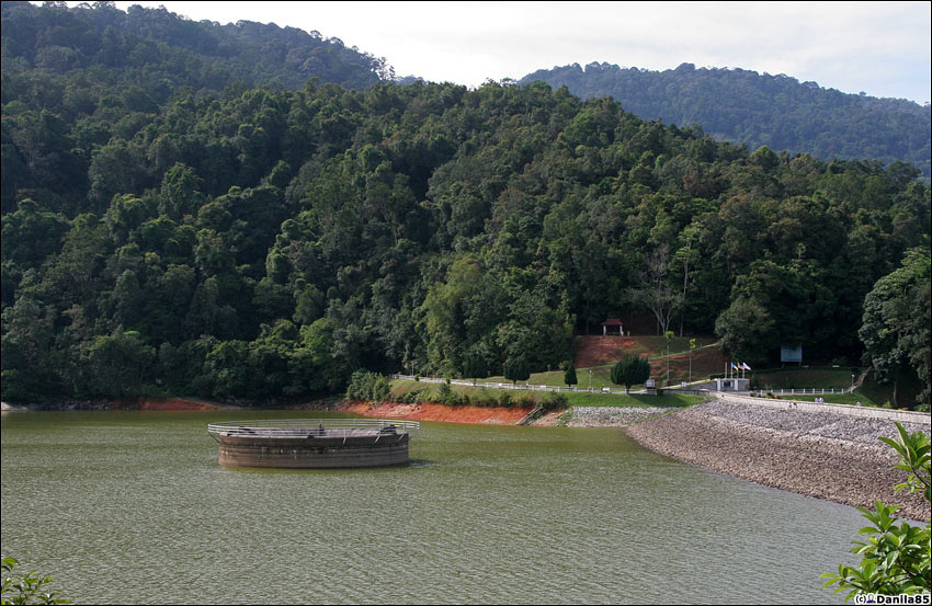 Среди горок есть водохранилище и плотина. Пинанг остров, Малайзия