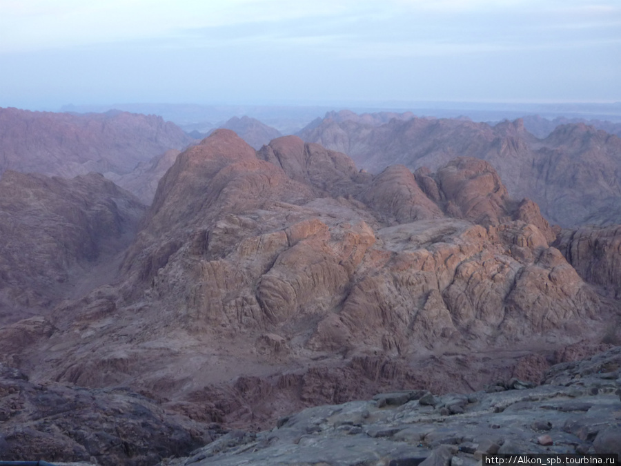 Синай, в утренней дымке гора Синай (2285м), Египет