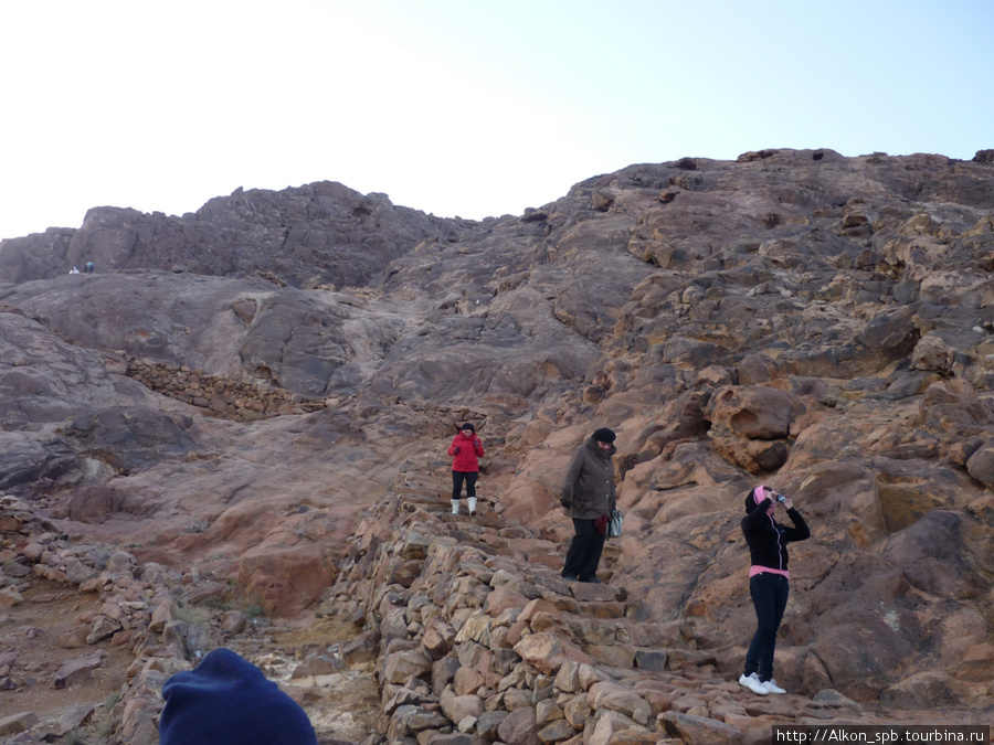 последние 700 ступенек вверх. При подъёме это решающий этап. Правда идти по ним стоит аккуратно — всё таки это не лестничная клетка в парадной=))))))))))))))))) гора Синай (2285м), Египет