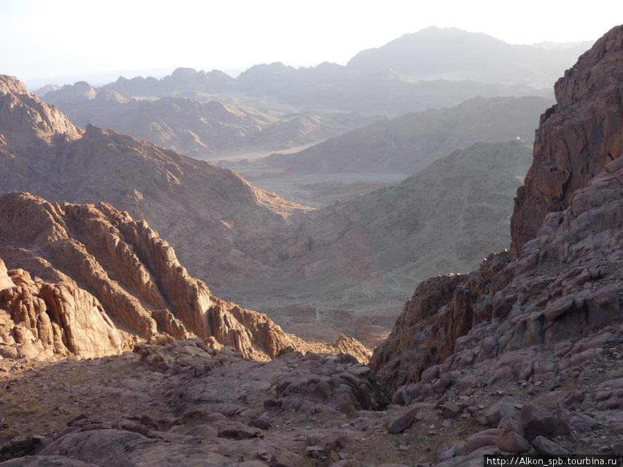 Спуск с горы Моисея, или утренний Синай гора Синай (2285м), Египет