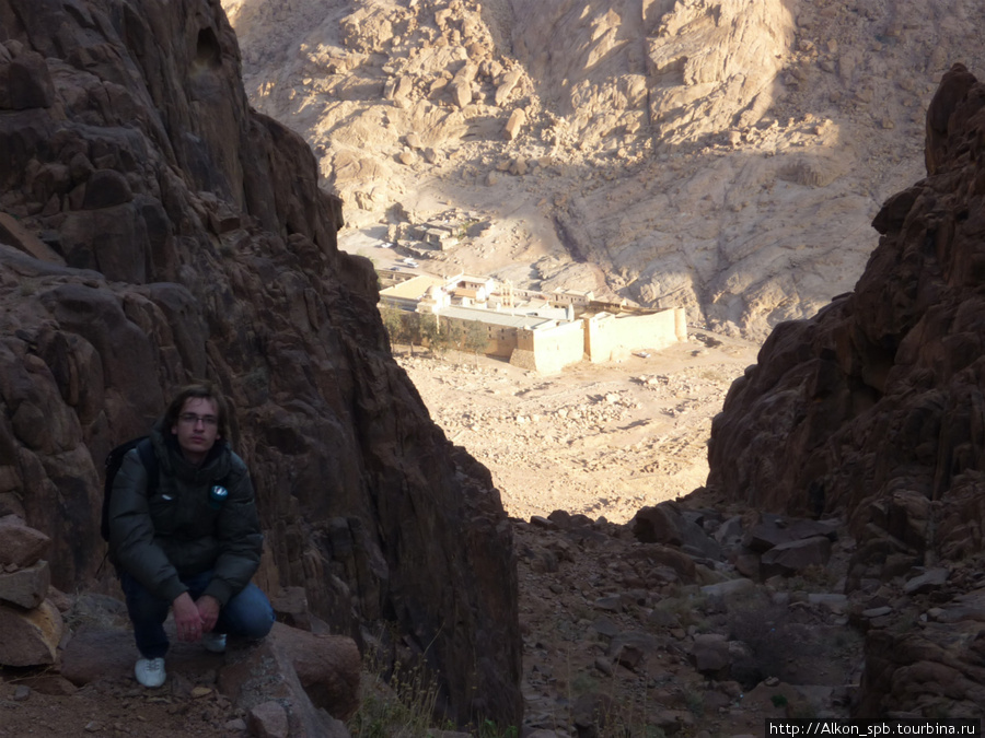 А вон уже и монастырь Святой Екатерины виднеется... гора Синай (2285м), Египет