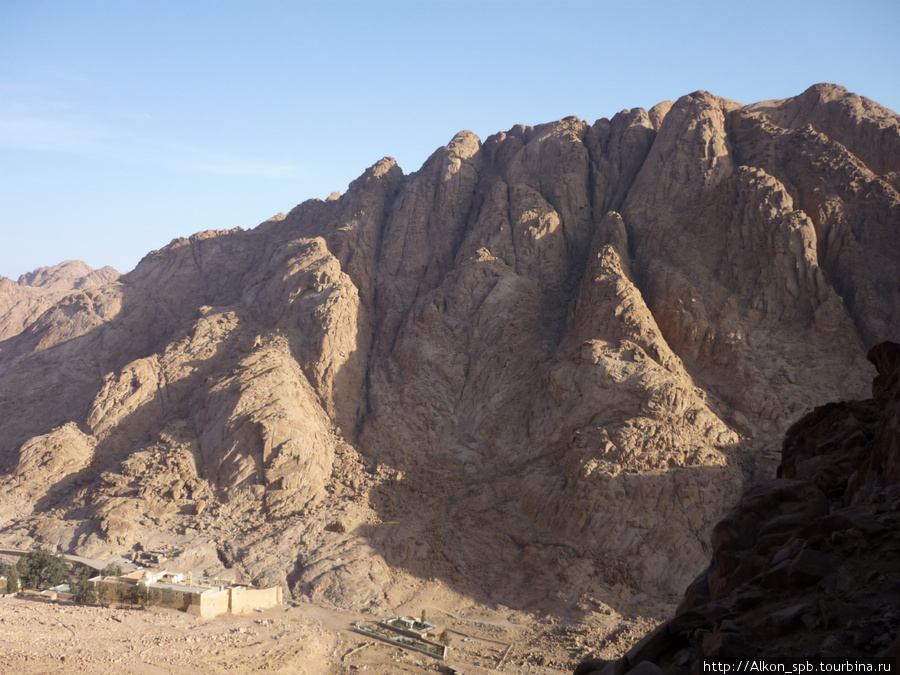 Ну и как вам? у монастыря стены очень высокие, но что они значат по сравнению с этой горой...? гора Синай (2285м), Египет