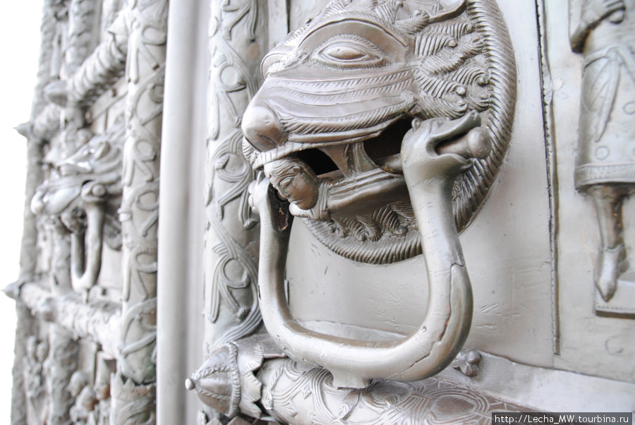 Напоминание о аде, звериная маска в виде рукояти, двуглавые змеи и голова грешника Великий Новгород, Россия