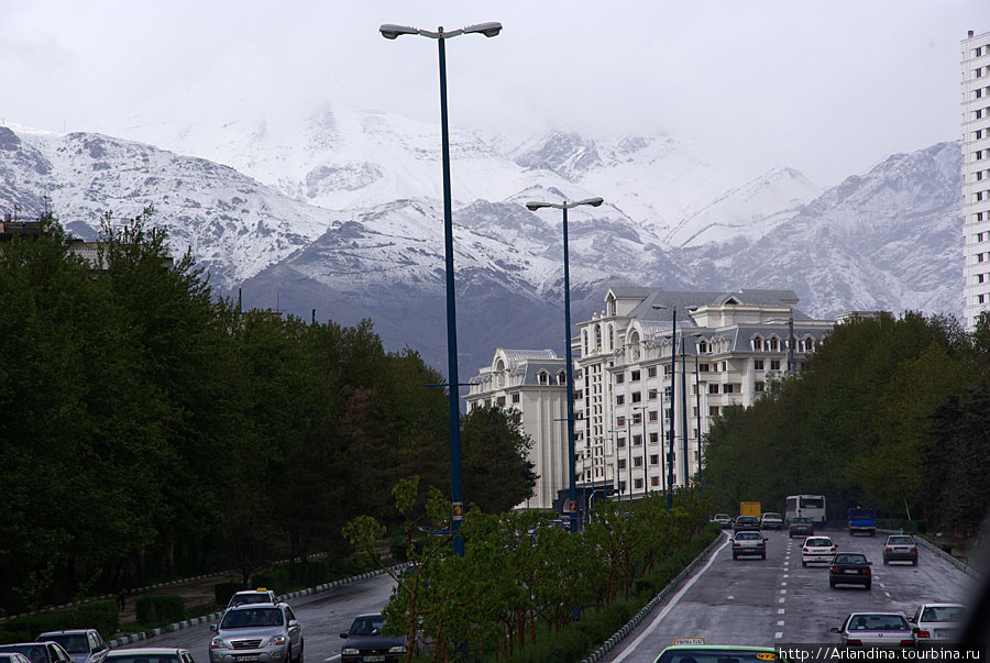 Город в горах, вид из окна автомобиля. Тегеран, Иран
