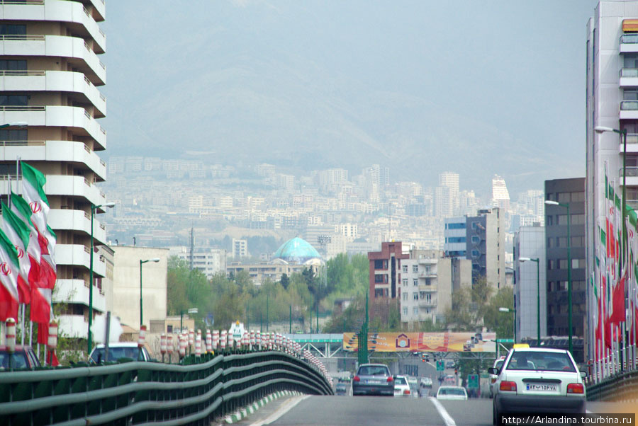 Город в горах, вид из окна автомобиля. Тегеран, Иран