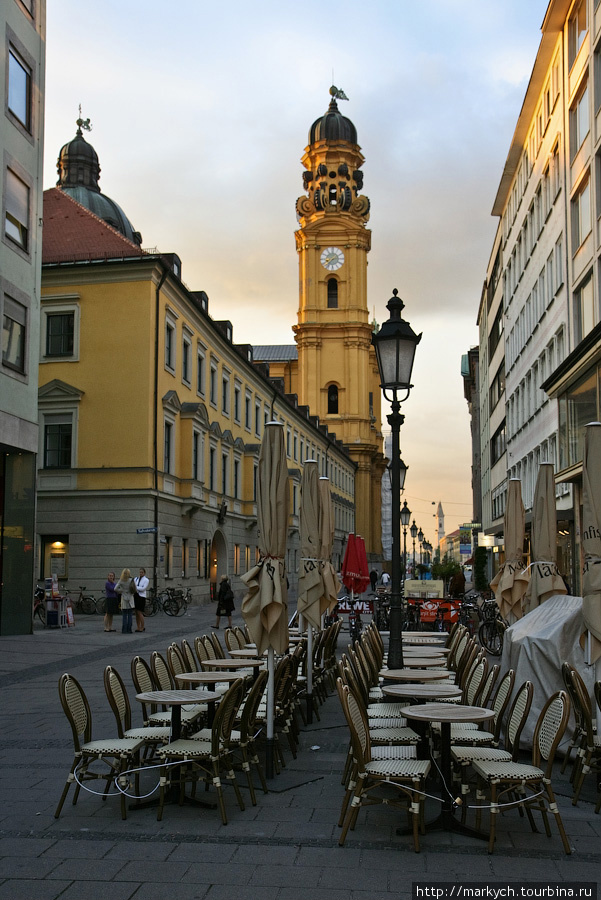 Небольшая пешеходная улица, ведущая к центральной площади города: Мюнхен, Германия