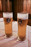 Заглянем внутрь и попробуем местного пива. Это обязательная программа вечера.
В ресторане подается 3 сорта немецкого пива: старейший сорт «Hofbräu Dunkel», хель «Hofbräu Original» и «Münchner Weiße» — все производства пивоварни «Хофброй Мюнхен» , а также готовятся коктейли из пива с лимонадом.

Немного интересных фактов про Хофбройхаус из Википедии:

8 сентября 1908 года в Хофбройхаусе произошёл «Лимонадный скандал»: один из гостей вместо пива заказал лимонад. Управляющий рестораном был вынужден сам обслуживать необычного клиента, так как официанты от этого категорически отказались.