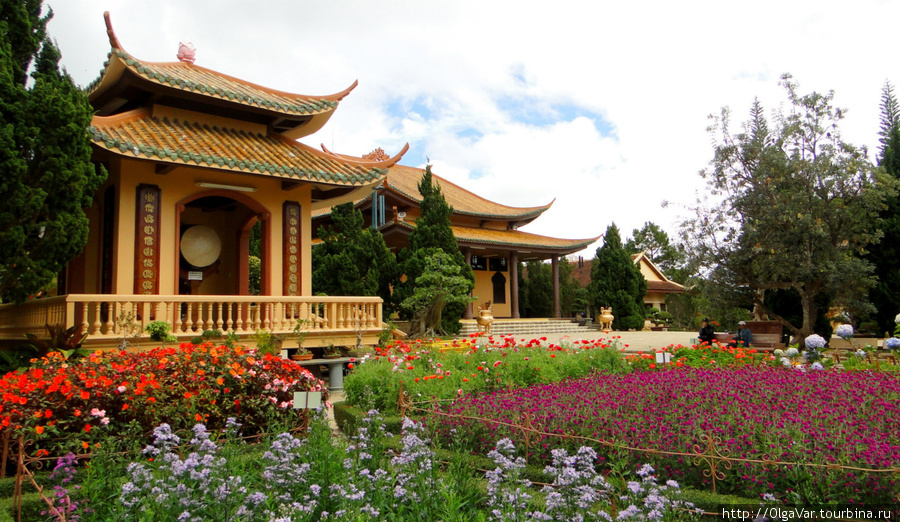 Китайская пагода Тхиенвиен, примечательная своими роскошными садами и мелодичной «музыкой ветра» Далат, Вьетнам