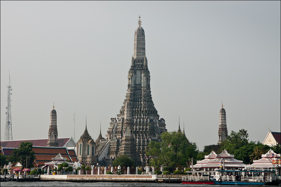 Центральный пранг (да, имено так, оказыватеся, называются эти ступы) Ват Аруна самый высокий в Тайланде — 79 метров, и был построен в конце 19 века
Вид с воды на храм. Мне почему -то все это напомнило StarCraft... Бангкок, Таиланд