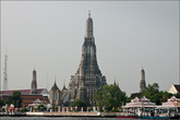 Центральный пранг (да, имено так, оказыватеся, называются эти ступы) Ват Аруна самый высокий в Тайланде — 79 метров, и был построен в конце 19 века
Вид с воды на храм. Мне почему -то все это напомнило StarCraft...