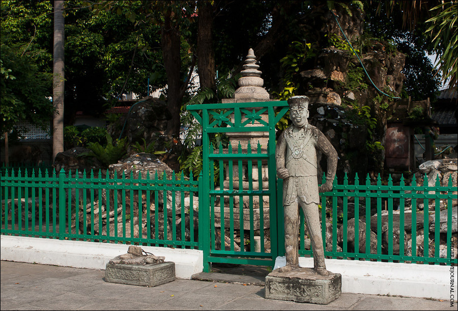 Перед храмом расположено несколько вот таких граждан — то ли солдаты, то ли чиновники Бангкок, Таиланд