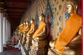 Почти вдоль всех внутренних помещение храма расположены статуи Будды