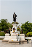 Памятник какому-то гражданину — я так и не понял, написано там было только по-тайски