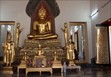 Полное название храма — Wat Phra Chetuphon Vimolmangklararm Rajwaramahaviharn (тайс. วัดพระเชตุพนวิมลมังคลาราม ราชวรมหาวิหาร) или Храм Будды, ожидающего достижения нирваны. Рядом с храмом расположены небольшие святилища с копиями лежачего Будды