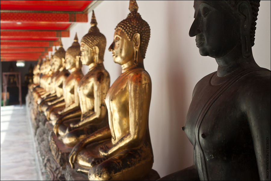 Также тут находится галерея с 400-ми статуями Будды. Бангкок, Таиланд
