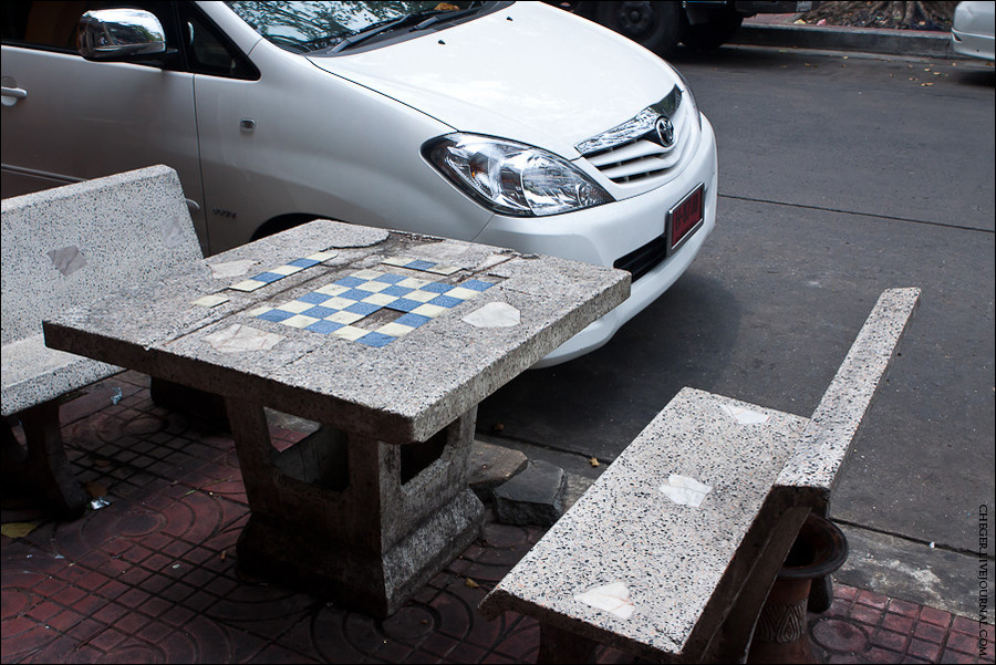 Вот такой вот стол со скамейками Бангкок, Таиланд