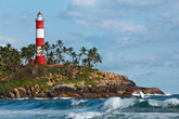 Весьма фотогеничный и фотографируемый маяк на пляже в Коваламе, Керала