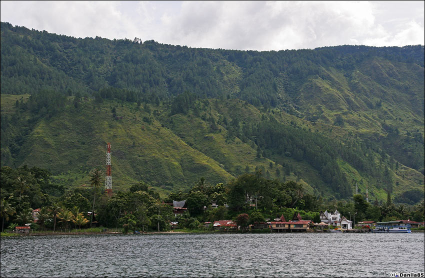 Вид на ближайшую деревушку, где есть банкомат. Остров Самосир, Индонезия
