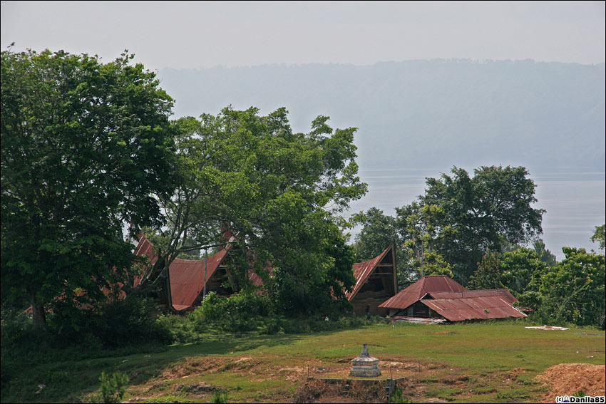 Традиционные батакские дома с седловидной крышей. Остров Самосир, Индонезия