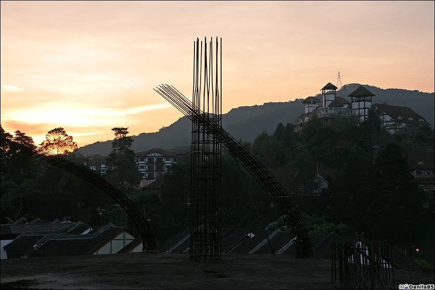Загнутые арматурины формой напоминают мне верхушки серпов из советских памятников. Камерон-Хайлендс, Малайзия