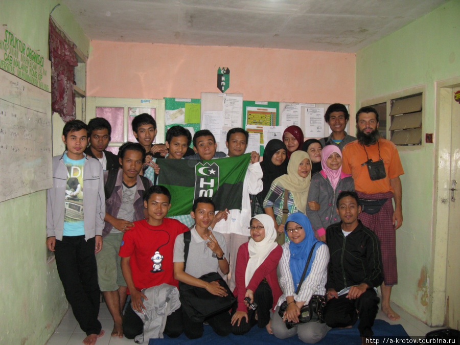 После лекции — некоторые участники мечтают сфотографироваться (2). Студенты Маланга Маланг, Индонезия