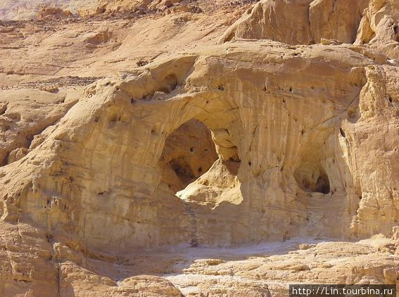 Арки. 
Рядом с арками найдены следы самых древних в мире медных копей. Эйлат, Израиль