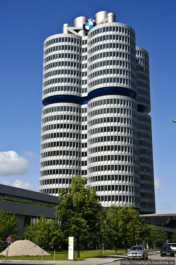 Офисное здание имеет вид четырех сдвинутых цилиндров, потому что именно четырехцилиндровым двигателем был знаменит BMW в 60-е годы, в конце которых здание и строилось. Мюнхен, Германия