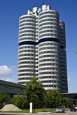 Офисное здание имеет вид четырех сдвинутых цилиндров, потому что именно четырехцилиндровым двигателем был знаменит BMW в 60-е годы, в конце которых здание и строилось.