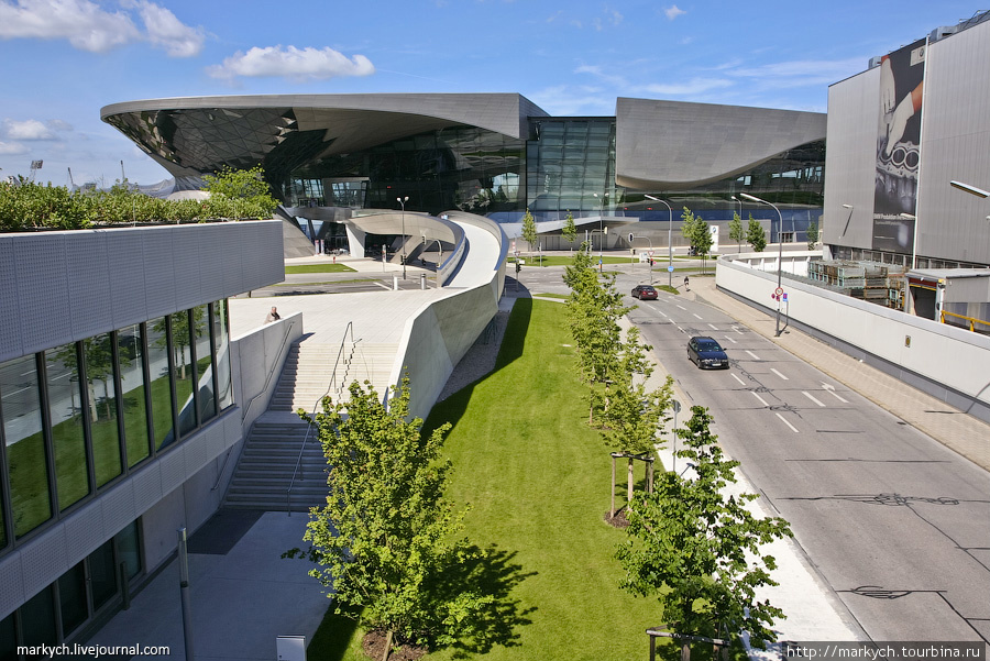 А это относительно новое здание BMW Welt, открытое в 2006 году. Это выставочный зал, магазин и еще много чего одновременно. BMW Welt — главный центр общения BMW с миром: Мюнхен, Германия