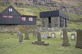 кладбище с плитами 13 века, справа самое старое из сохранившихся зданий Фарер.