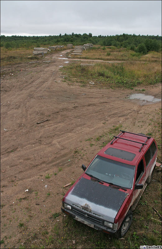 Заезд со стороны старой бетонки, видны снятые и складированные плиты. Архангельская область, Россия