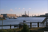 Северодвинск. Слева судостроительный завод Севмаш, справа центр атомного судостроения Звёздочка. Видна медленно строящаяся буровая платформа.