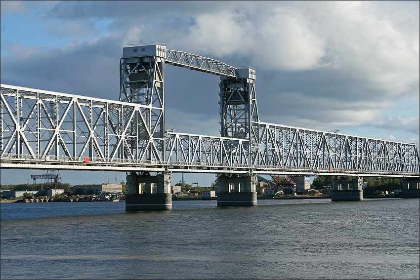 Северодвинский — один из двух городских мостов через Северную Двину, они оба подъёмные и напоминают калининградские. Построен в 1964 году, до этого была только паромная переправа. Архангельская область, Россия