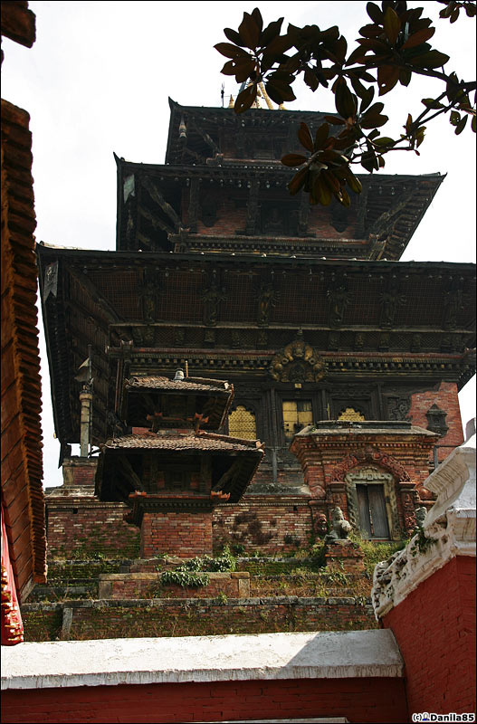 Большой и интересный, но недоступный храм. Катманду, Непал