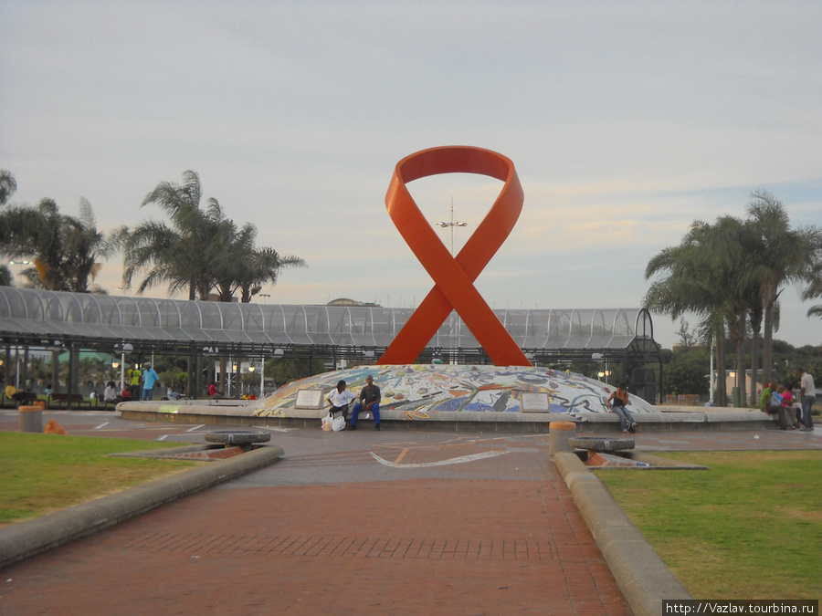 Памятник и отдыхающие вокруг Дурбан, ЮАР
