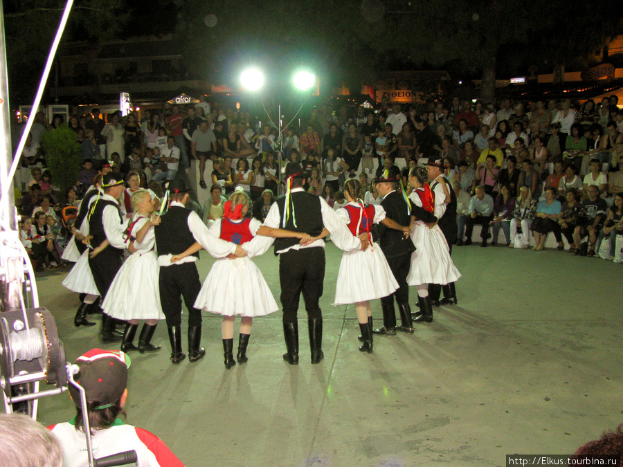 Танцевальный фестиваль на площади Ханиоти, Греция