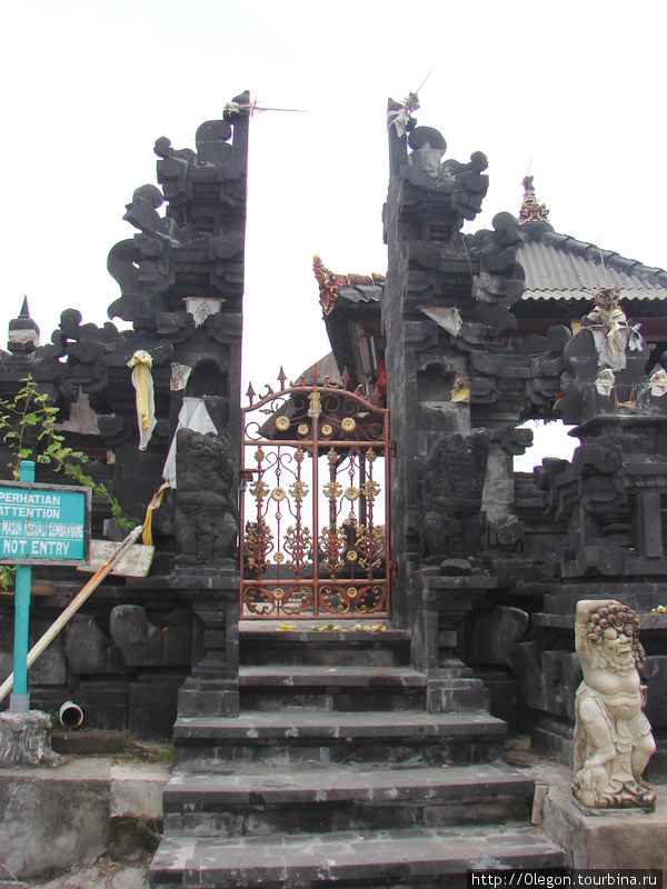 В честь богов моря Табанан, Индонезия