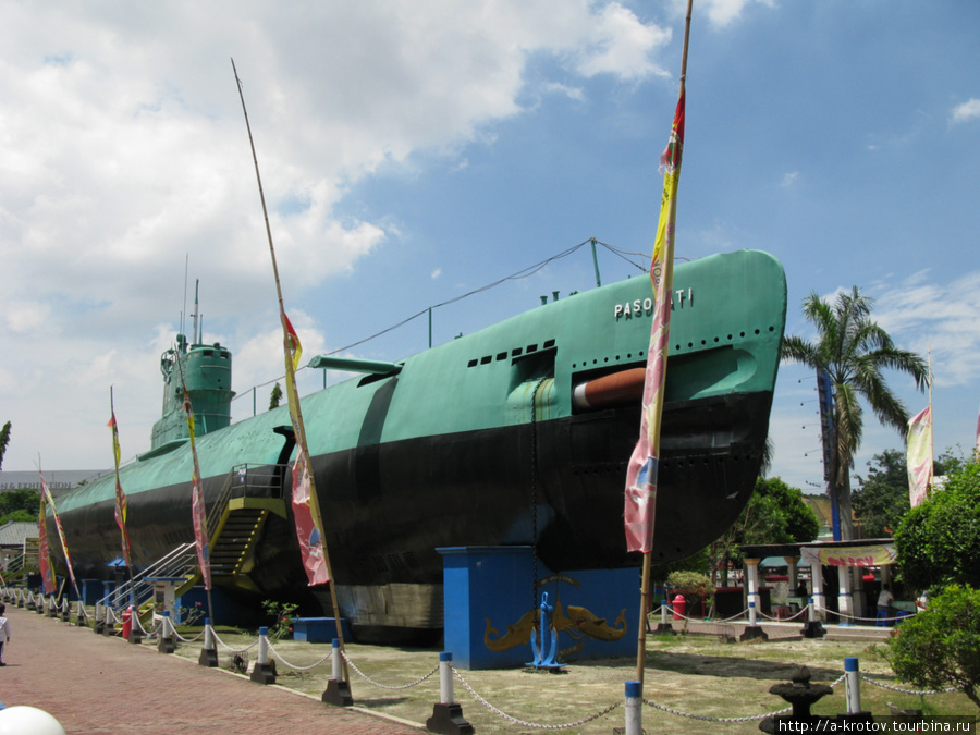 Российская (советская) подводная лодка 1950х годов сделана музеем. Сурабайя, Индонезия