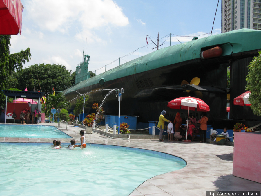 Вокруг лодки — бассейн для детей и другие радости Сурабайя, Индонезия