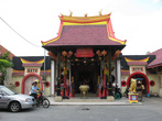 Есть тоже китайский храм, как и в Малаге — на этот раз я не заходил