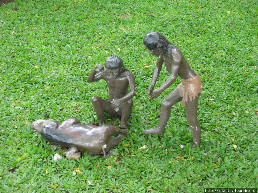 супер-прикольная вещь. В парке — история Индонезии в микро-скульптурах
(рост каждой фигуры — около 50 см) от первобытных времён до наших дней Сурабайя, Индонезия