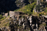С грузинской таможни «Дариали» в Дарьяльском ущелье видны развалины старого замка Царицы Тамары.