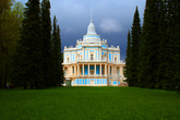 Прекрасный дворцово-парковый ансамбль расположен в Ломоносове. Самая необычная, на мой взгляд, постройка парка – это павильон Катальной горки.