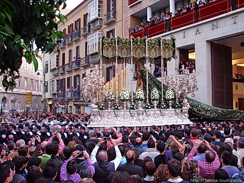 Cofradiá Estudiantes. calle Alcazabilla, Málaga, напротив римского театра. Эти носилки — самые большие в Малаге. Их несут почти 300 человек Малага, Испания