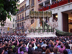 Cofradiá Estudiantes. calle Alcazabilla, Málaga, напротив римского театра. Эти носилки — самые большие в Малаге. Их несут почти 300 человек